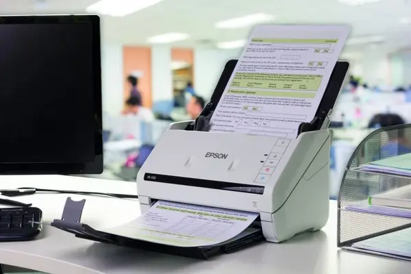 Epson WorkForce DS-770II išmanus kompaktiškas lapų skaitytuvas su inovatyviomis išmaniosiomis funkcijomis, užtikrinančiomis spartų ir efektyvų daugybės dokumentų nuskaitymą – 4
