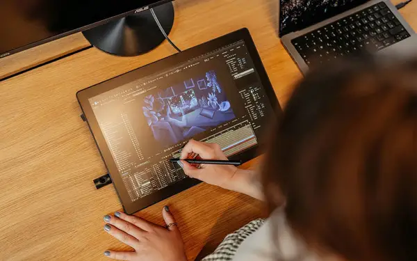 Wacom graphics tablet Cintiq 16 (2025) – 8