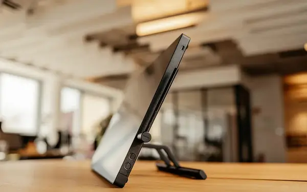 Wacom graphics tablet Cintiq 24 (2025) – 4