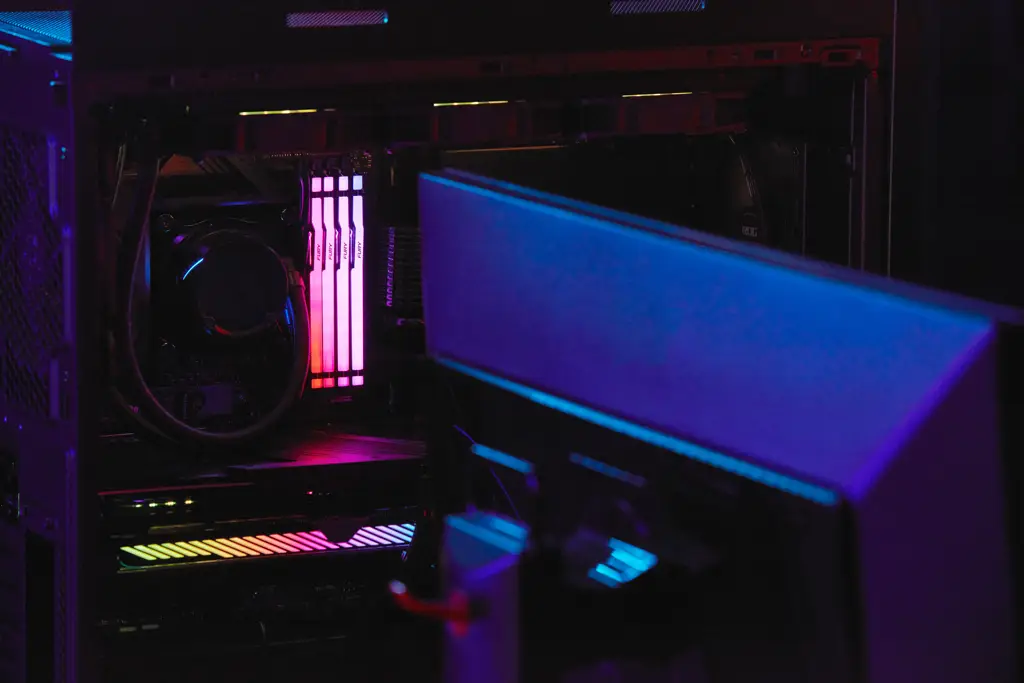 Kingston DRAM 32GB 5600MT/s DDR5 CL36 DIMM (Kit of 2) FURY Beast RGB EXPO + GIFT Kingston 64GB USB3.2 Gen1 DataTraveler – 8