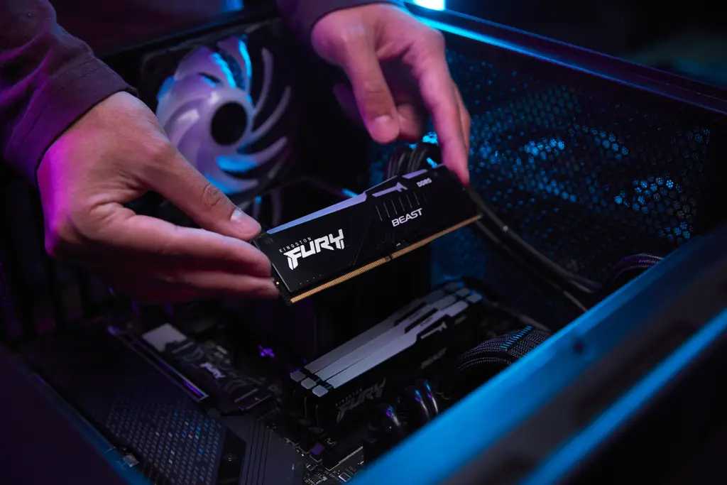 Kingston DRAM 32GB 5600MT/s DDR5 CL36 DIMM (Kit of 2) FURY Beast RGB EXPO + GIFT Kingston 64GB USB3.2 Gen1 DataTraveler – 9