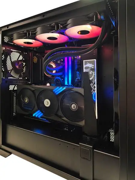 Asmeninio komp. komplektas RED DRAGON PRO (Powered by MSI): AMD® Ryzen™ 7 9800X3D (8 branduolių, 16 gijų procesorius) – 7
