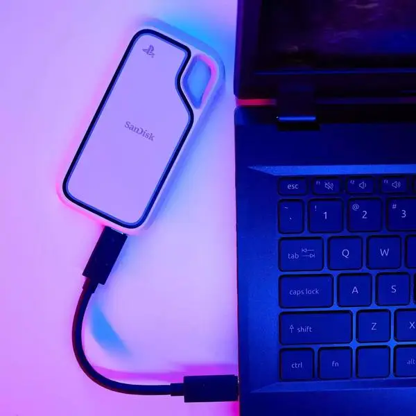 SANDISK Extreme 2TB Portable SSD (tinka Windows, MacOS kompiuteriams ir Sony PlayStation konsolėm) nuskaitymo greitis iki 1000MB/s – 9
